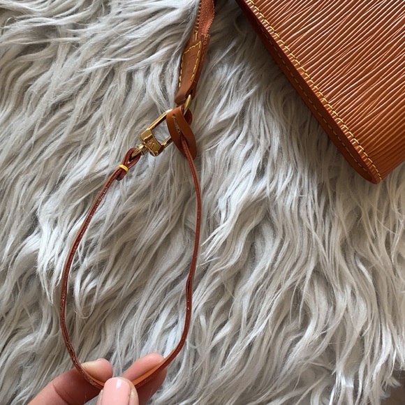 Vintage Louis Vuitton Epi Leather Pouch 24 Authen - Picture 2 of 4